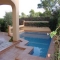 Con una bonita piscina privada, muy espaciosa