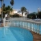 Cerca de la playa, con una gran piscina