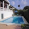 Gran piscina, estilo moderno