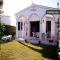 Con jard�n y piscina, cerca de varias calas