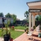 Chalet con gran jardín.
