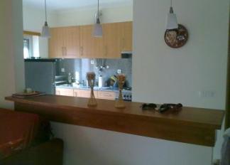 Com muita luz e perto da praia.