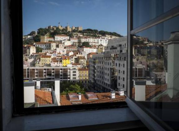 castle-view-at-lisbon-heart image