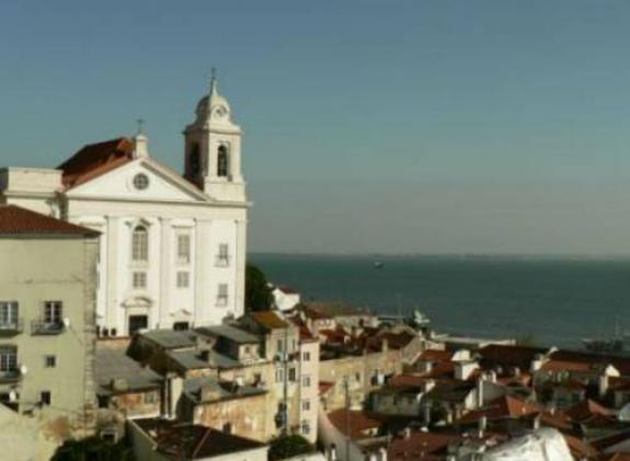 traveling-to-lisbon-alfama-apartments image