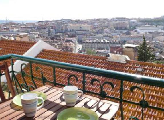 traveling-to-lisbon-castelo-apartments image