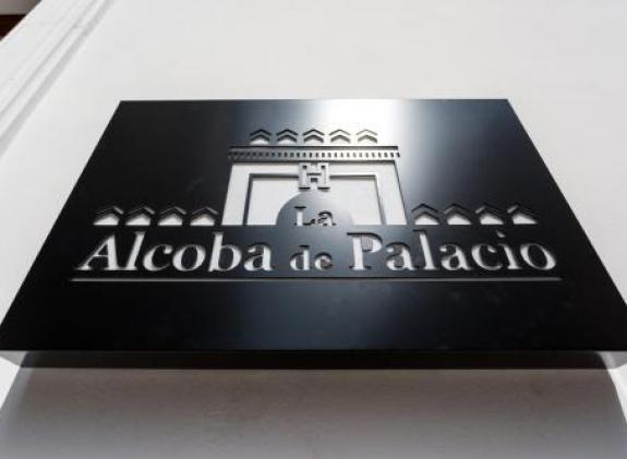 la-puerta-de-palacio-adults-only image