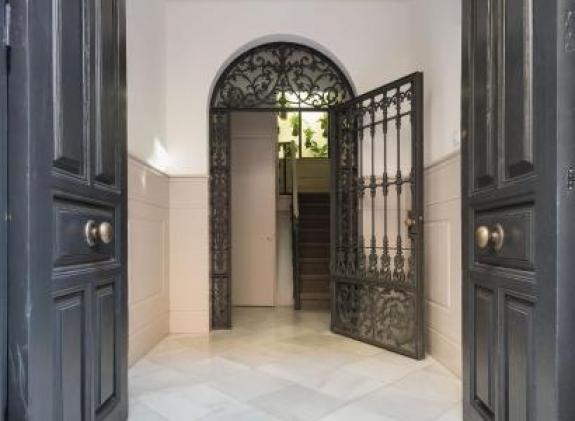 puerta-catedral-holiday-suites image