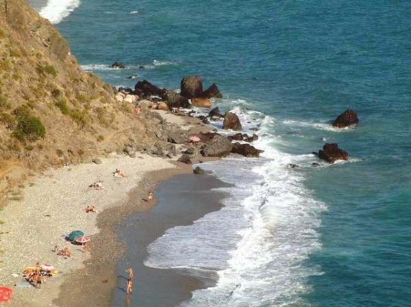 Disfrute de las calas y playas en Nerja