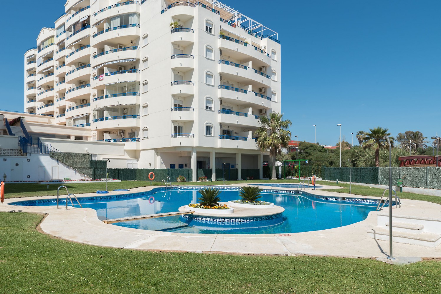 Con piscina, frente a la playa Jardín
