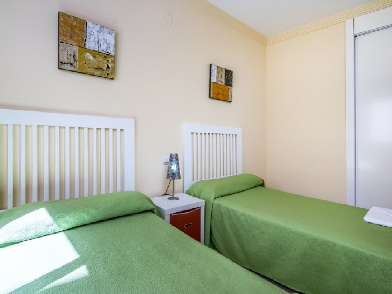 Dormitorio Espacioso con aire y WiFi, en la playa del Cable