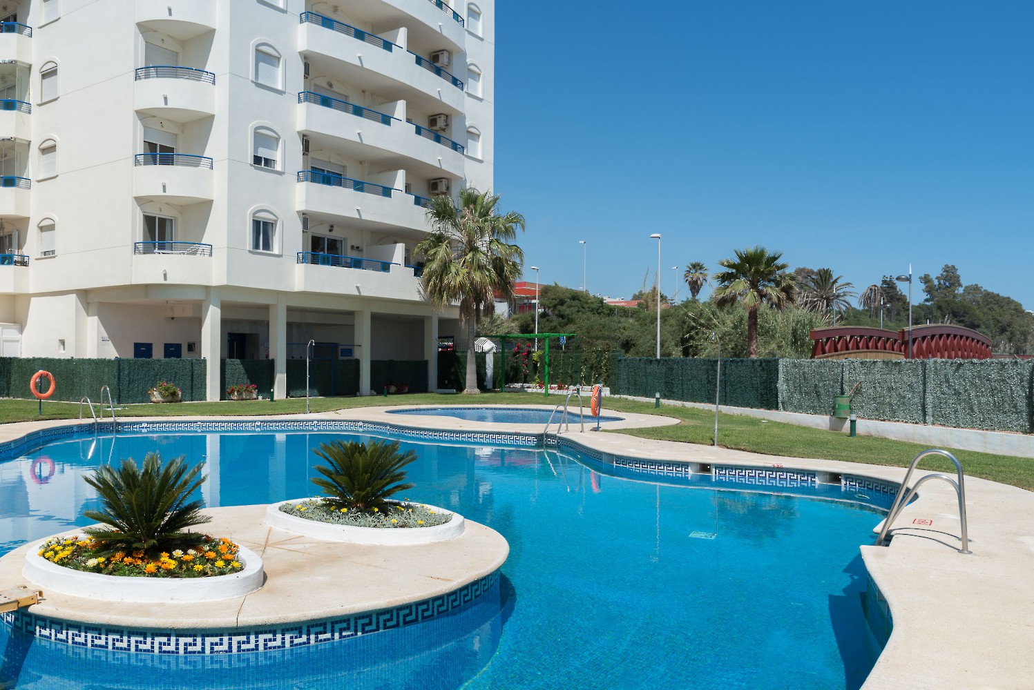 Gran terraza, vistas al mar Piscina