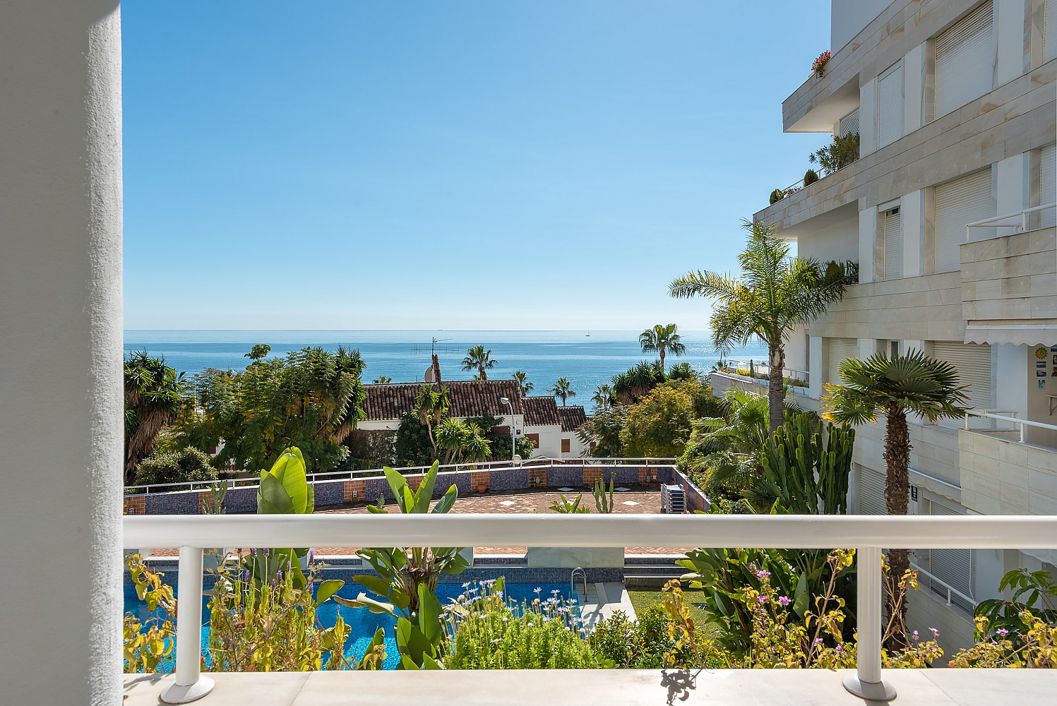 Frente al mar, piscina y parking Exterior
