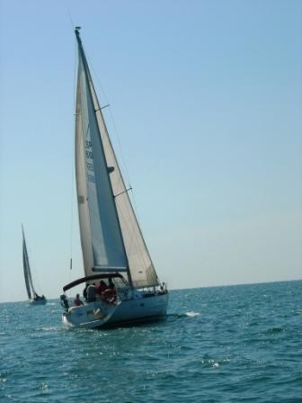Disfruta de paseos por la Bahía de Cádiz.
Alquler por días, 1/2 días, salidas para puestas de sol. Aprende a navegar.