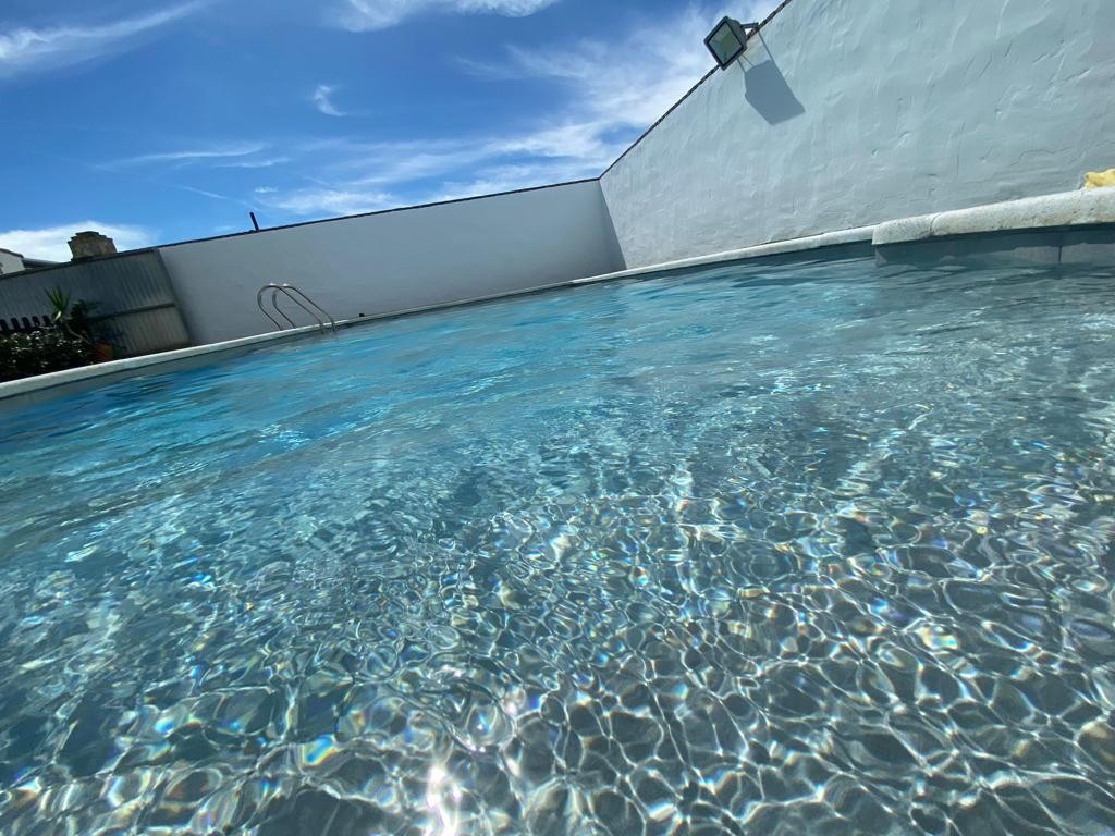 Piscina Bonito Chalet privado con Piscina, barbacoa, césped  y zona infantil.