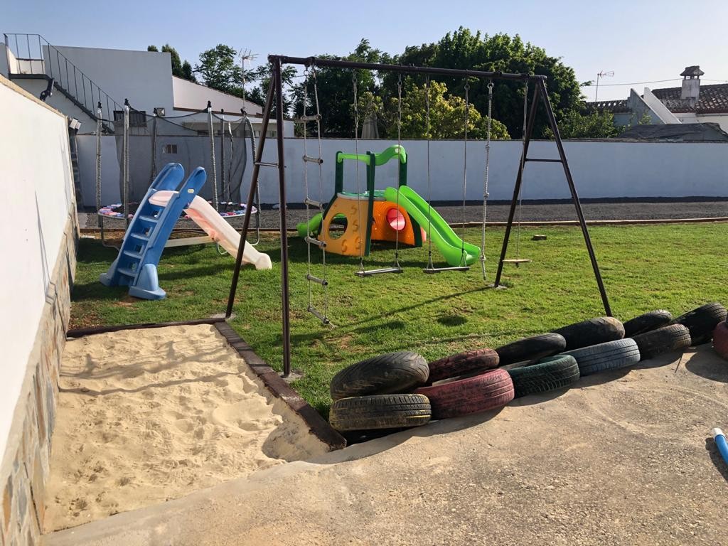 Bonito Chalet privado con Piscina, barbacoa, césped  y zona infantil. Parque infantil