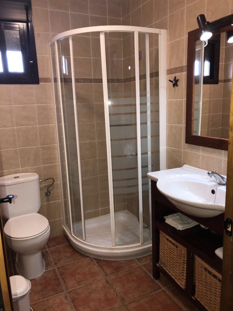Cuarto de baño Bonito Chalet privado con Piscina, barbacoa, césped  y zona infantil.