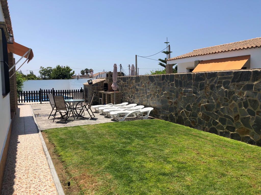Bonito Chalet privado con Piscina, barbacoa, césped  y zona infantil. Jardín