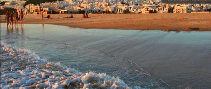 Um jovem turista na passarela da praia bateles em conil de la frontera  cadiz andaluzia