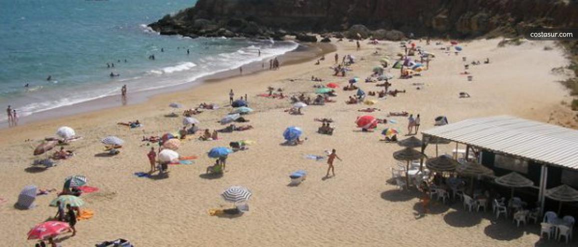 Um jovem turista na passarela da praia bateles em conil de la frontera  cadiz andaluzia