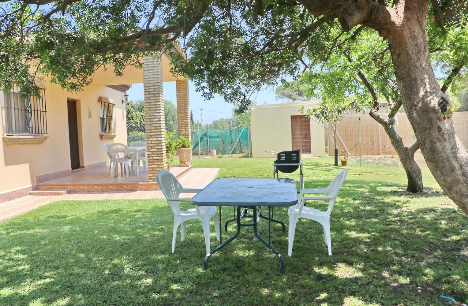 Jardín Chalet Vanpao, con piscina privada.