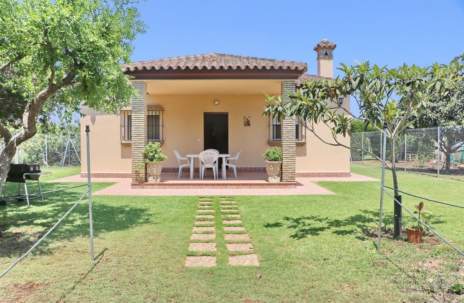 Fachada/entrada Chalet Vanpao, con piscina privada.