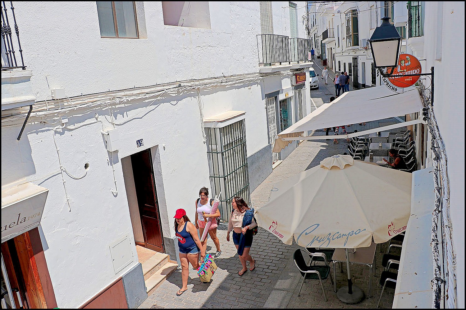 Vistas a la calle Alojamiento en  el centro del pueblo, cerca de la playa