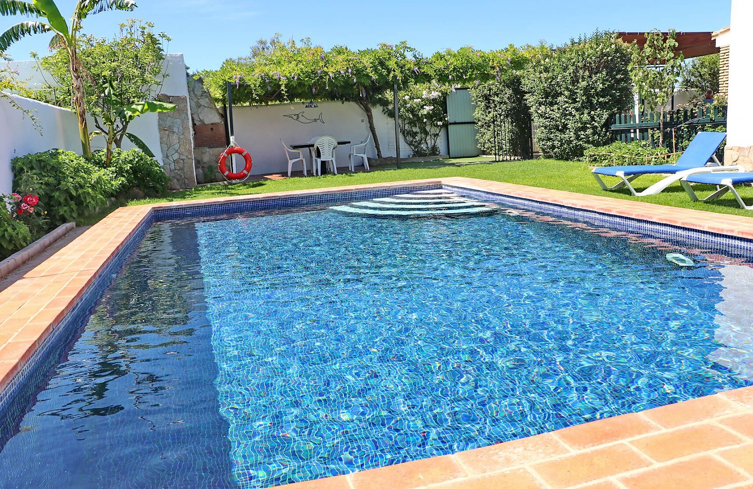 Preciosa chalet con piscina, cerca del centro Piscina