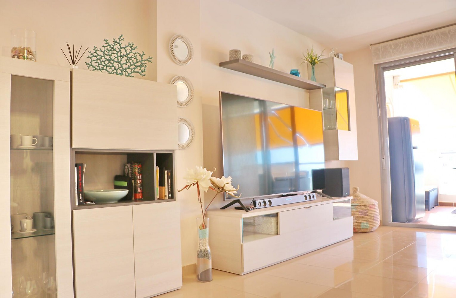 Salón Apartamento en Conil con piscina comunitaria, jardines y gran terraza.