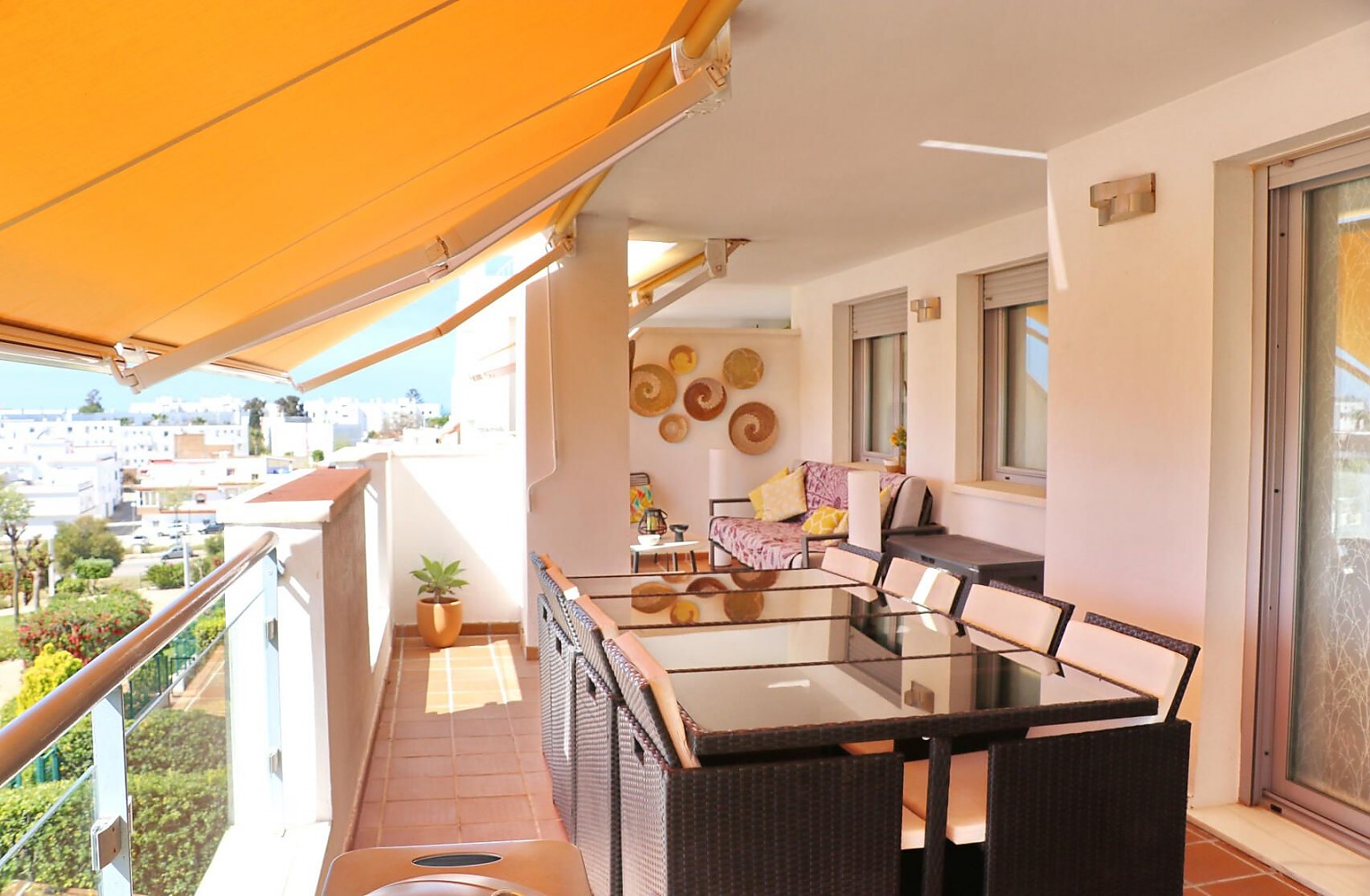 Apartamento en Conil con piscina comunitaria, jardines y gran terraza. Balcón/Terraza