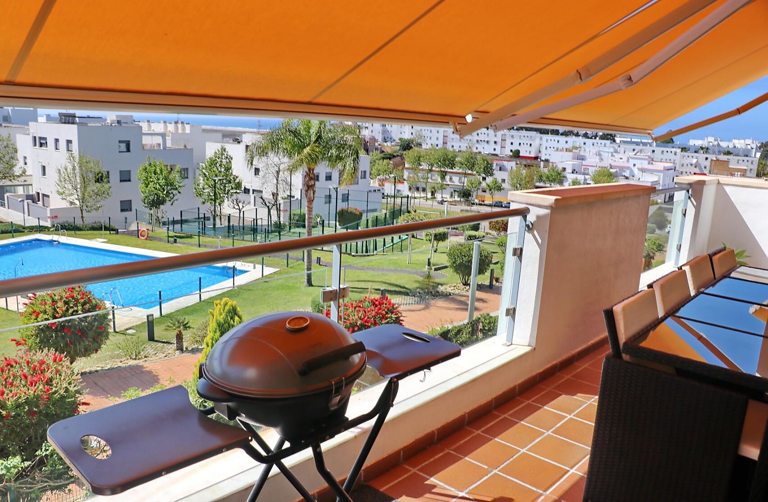 Balcón/Terraza Apartamento en Conil con piscina comunitaria, jardines y gran terraza.