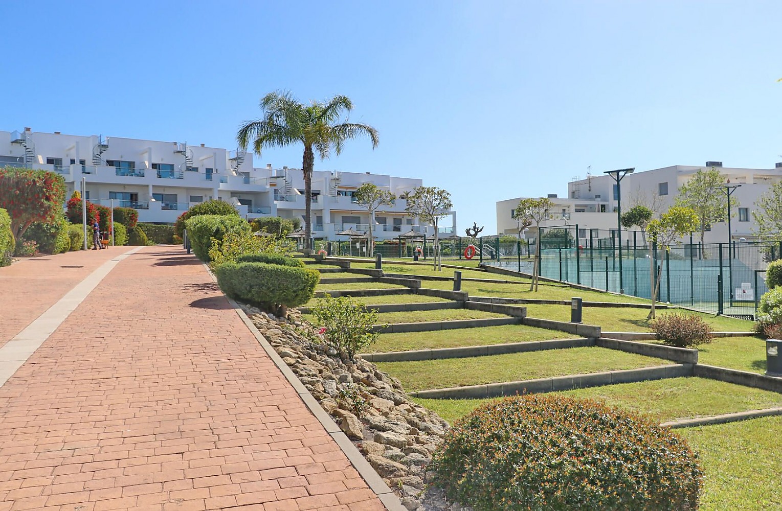 Jardín Apartamento en Conil con piscina comunitaria, jardines y gran terraza.