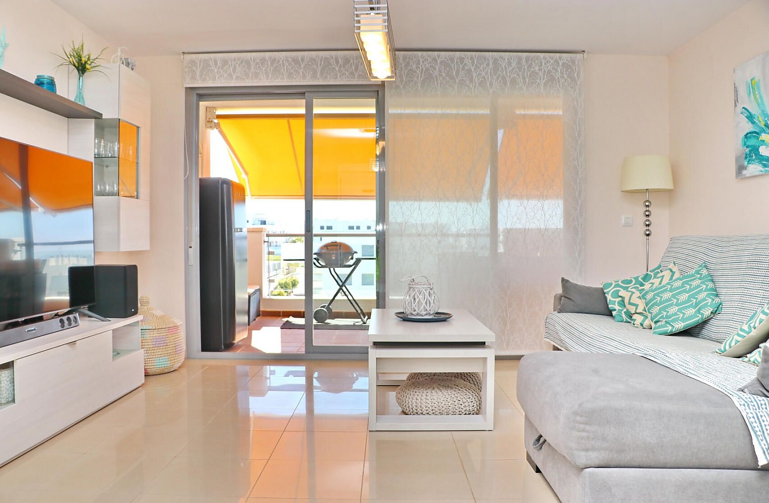 Salón Apartamento en Conil con piscina comunitaria, jardines y gran terraza.