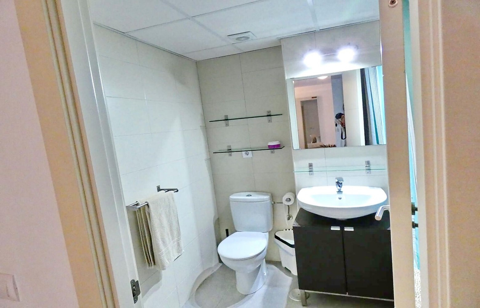 Cuarto de baño El Grullo con piscina comunitaria.