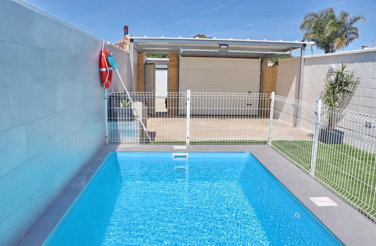 Piscina Apartamento Rural Marisma con piscina privada.