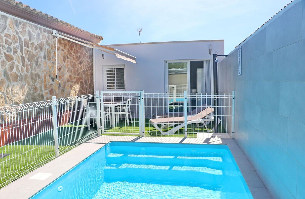 Apartamento Rural Marisma con piscina privada. Piscina