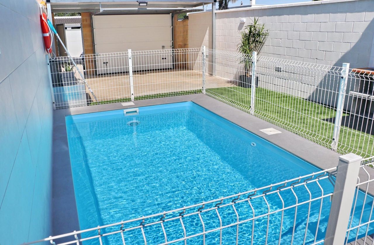 Piscina Apartamento Rural Marisma con piscina privada.