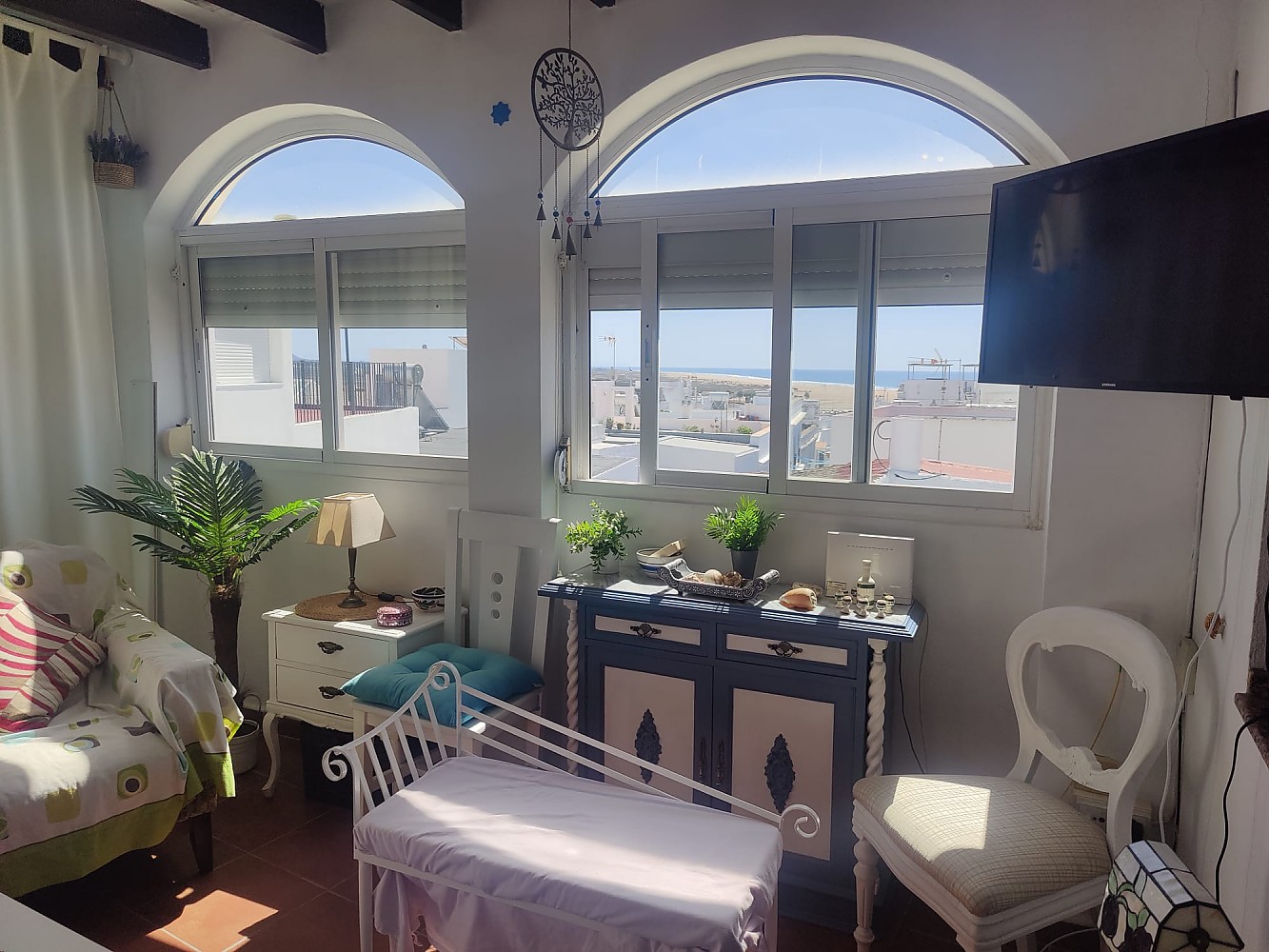 Salón Casa Bellavista, con vistas al mar, en Conil.