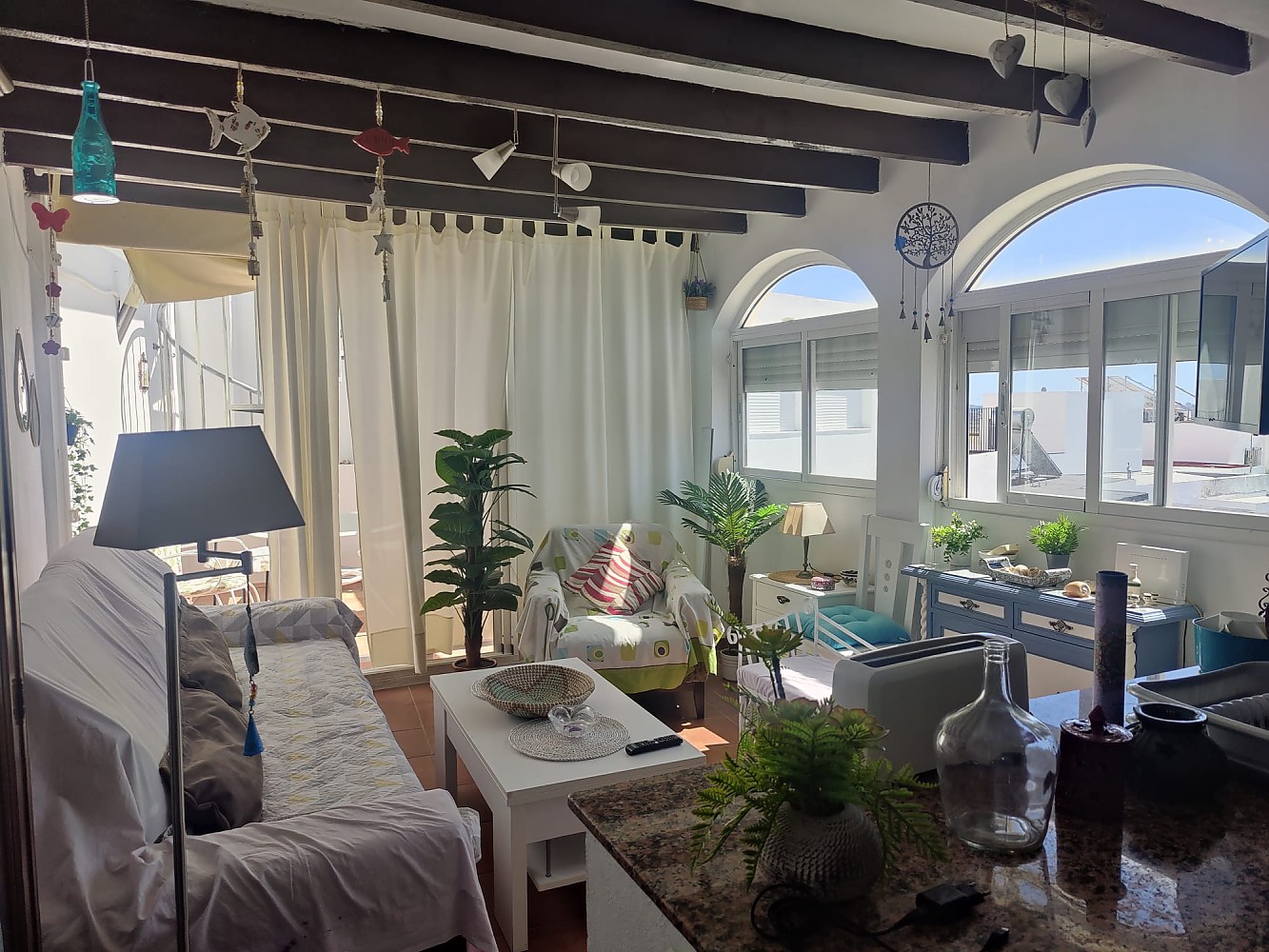 Salón Casa Bellavista, con vistas al mar, en Conil.