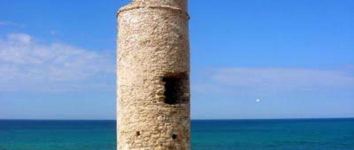 Um jovem turista na passarela da praia bateles em conil de la frontera  cadiz andaluzia