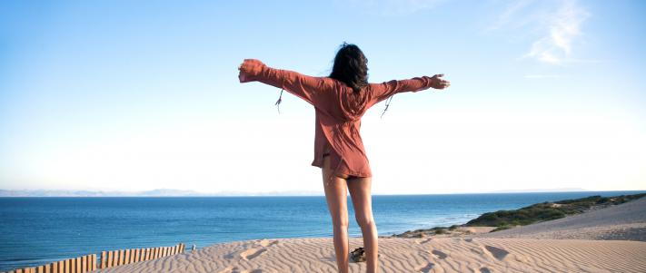 Um jovem turista na passarela da praia bateles em conil de la frontera  cadiz andaluzia