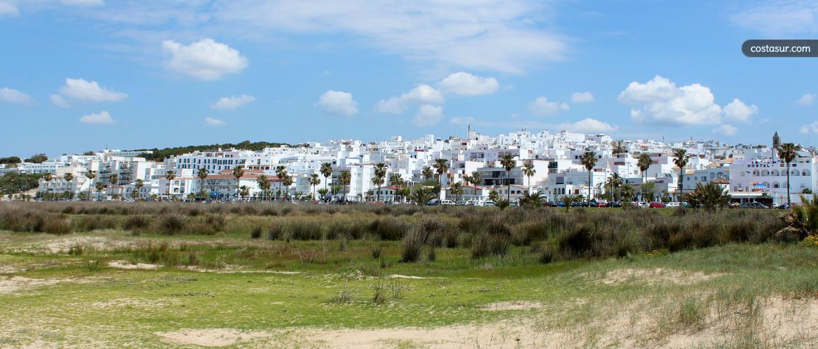 Um jovem turista na passarela da praia bateles em conil de la frontera  cadiz andaluzia