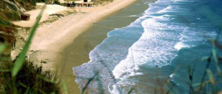 Um jovem turista na passarela da praia bateles em conil de la frontera  cadiz andaluzia