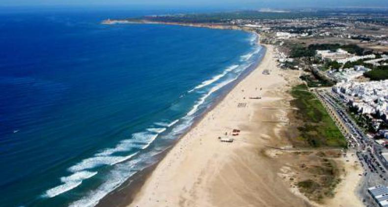 Um jovem turista na passarela da praia bateles em conil de la frontera  cadiz andaluzia