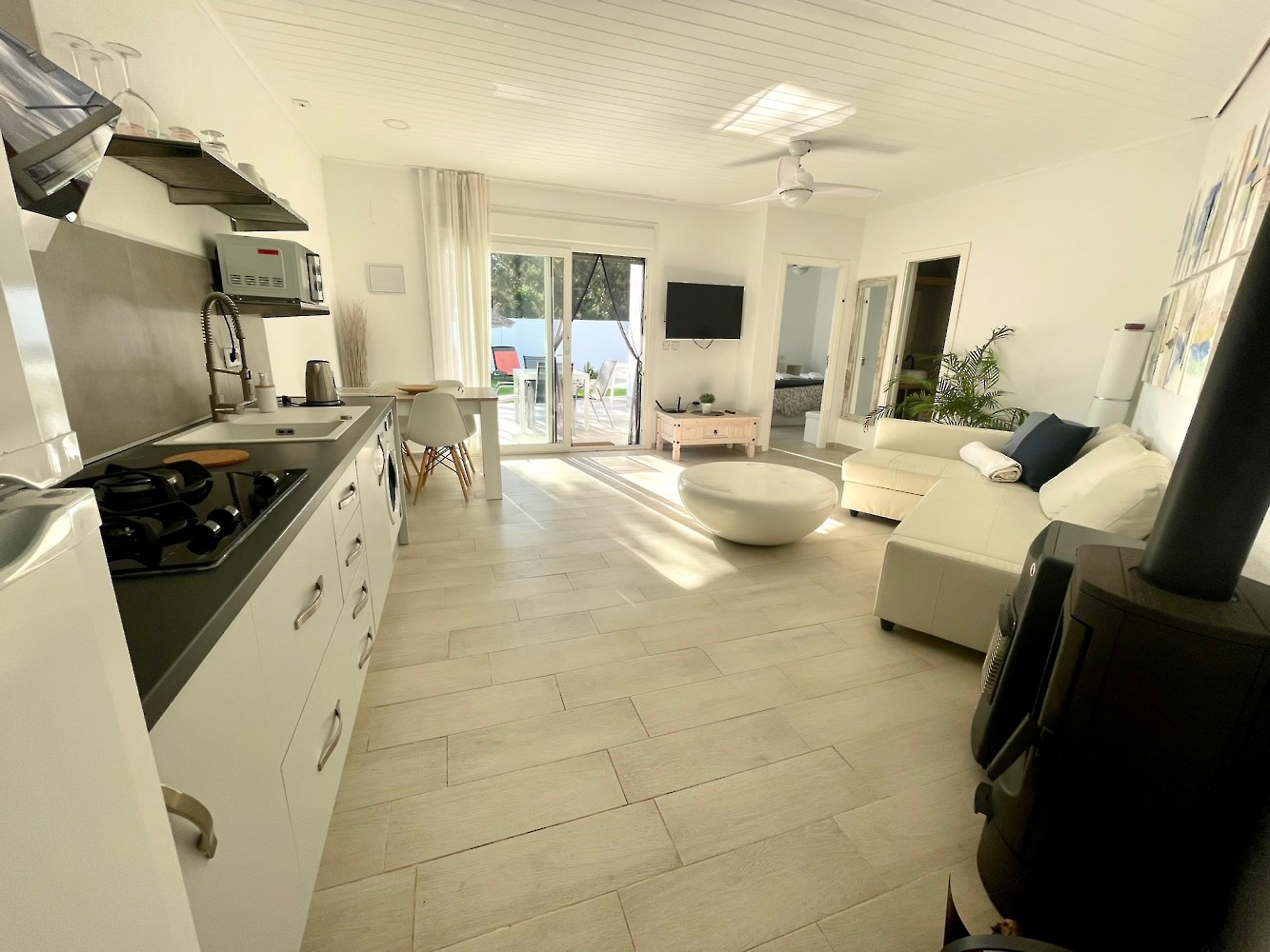 Cocina o zona de cocina Minichalet moderno de un dormitorio con piscina