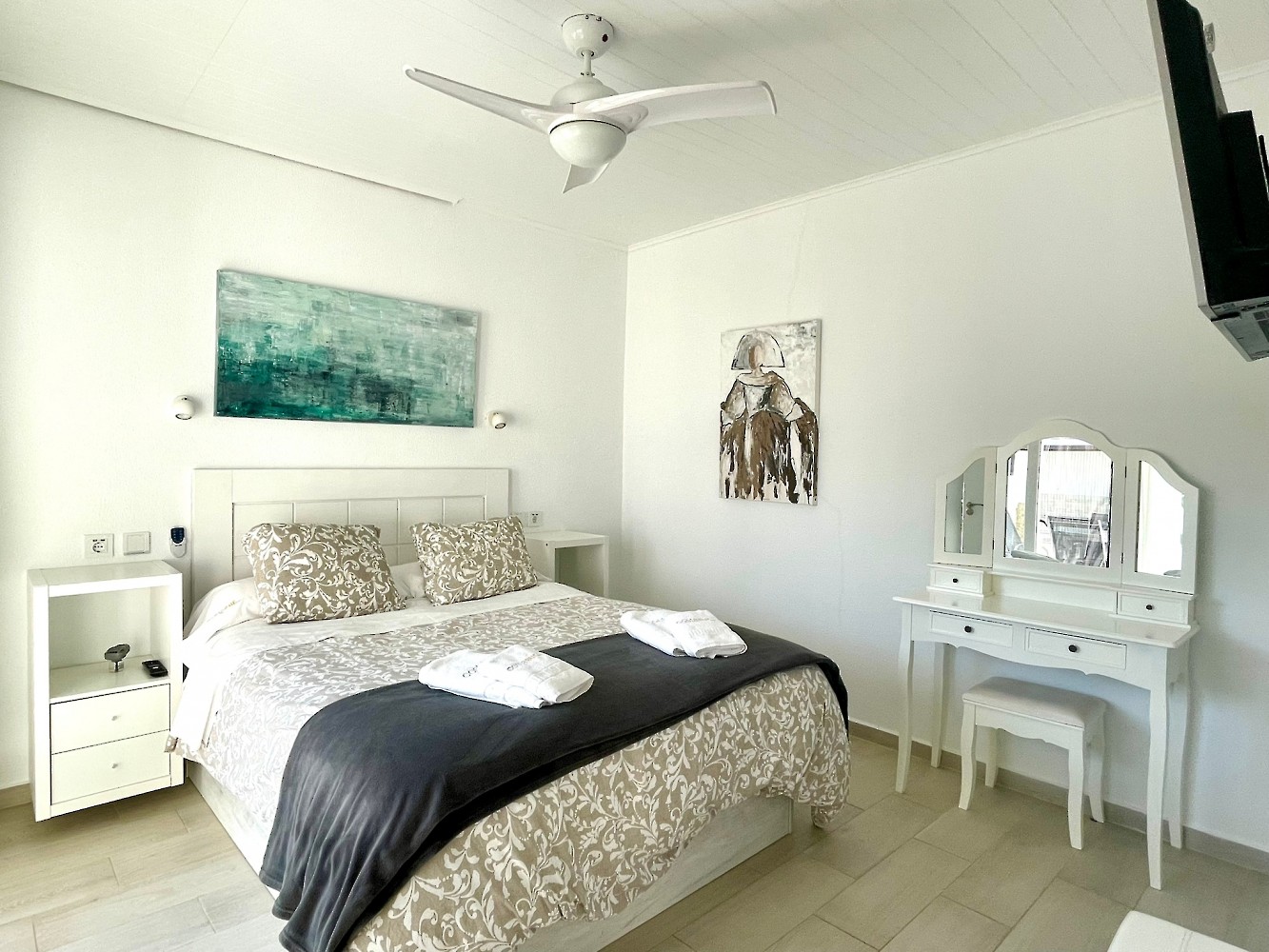 Dormitorio Minichalet moderno de un dormitorio con piscina