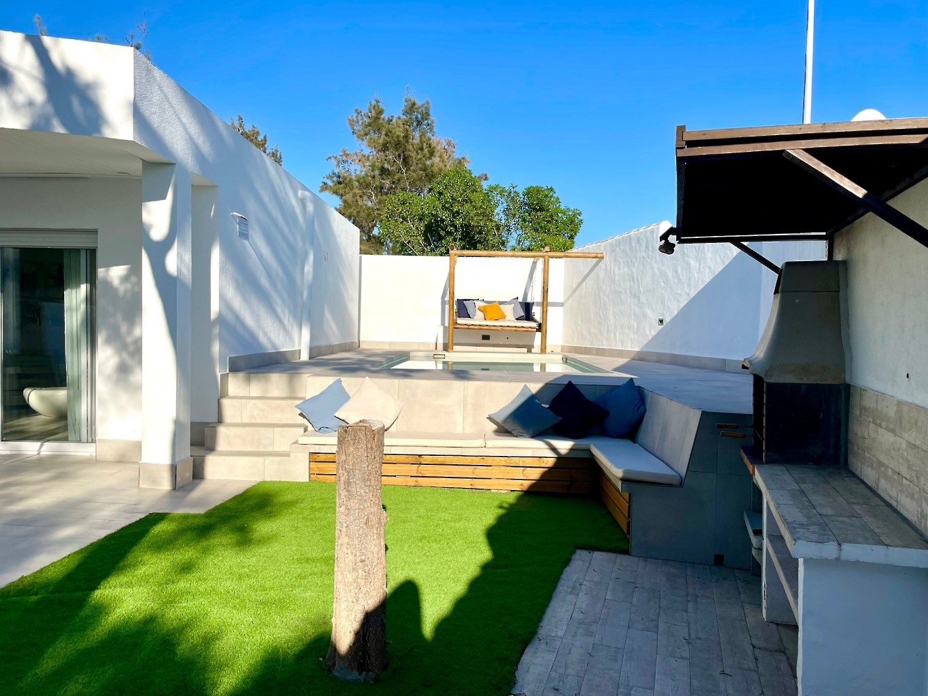 Minichalet moderno de un dormitorio con piscina Jardín