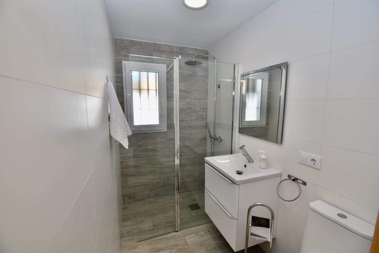 Cuarto de baño Casa en Chiclana para cinco personas con piscina privada.