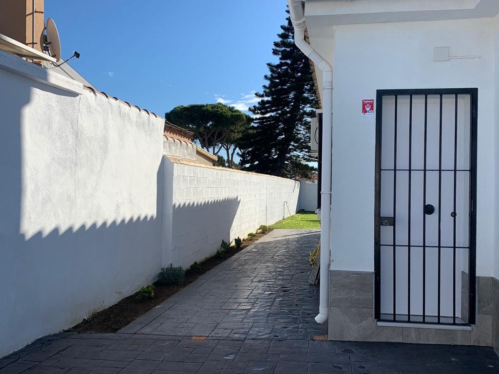Jardín Bonito Chalet en Chiclana con jardin y piscina privada.