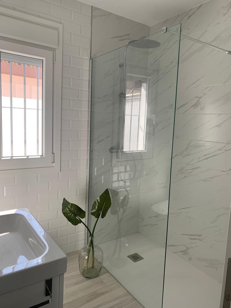Cuarto de baño Bonito Chalet en Chiclana con jardin y piscina privada.