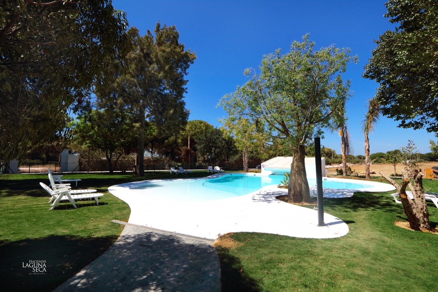 Jardín Apartamento en complejo Laguna Seca, con piscina compartida.